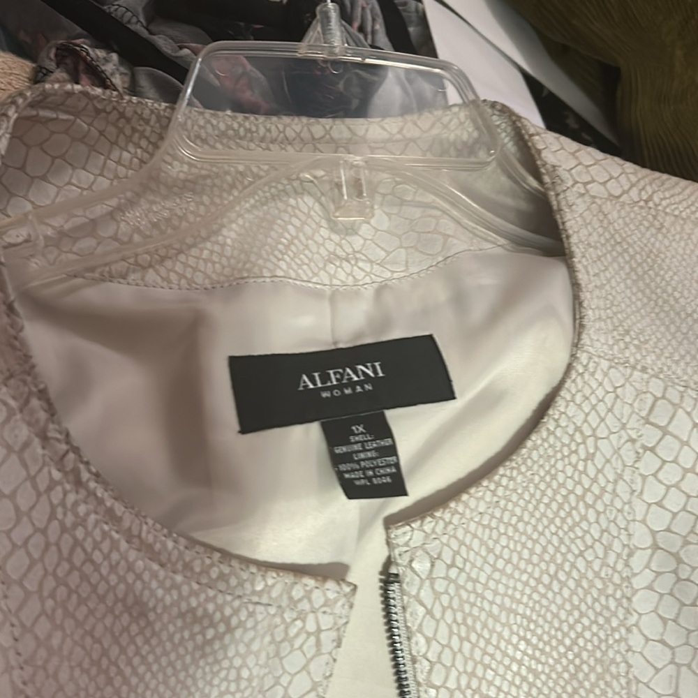 Alfani women white leather jacket.  Size 1X‎ - Picture 9 of 10
